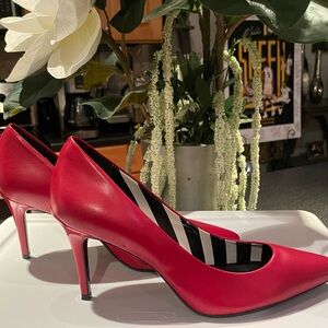 Cavlvin Klein Red Pumps.
